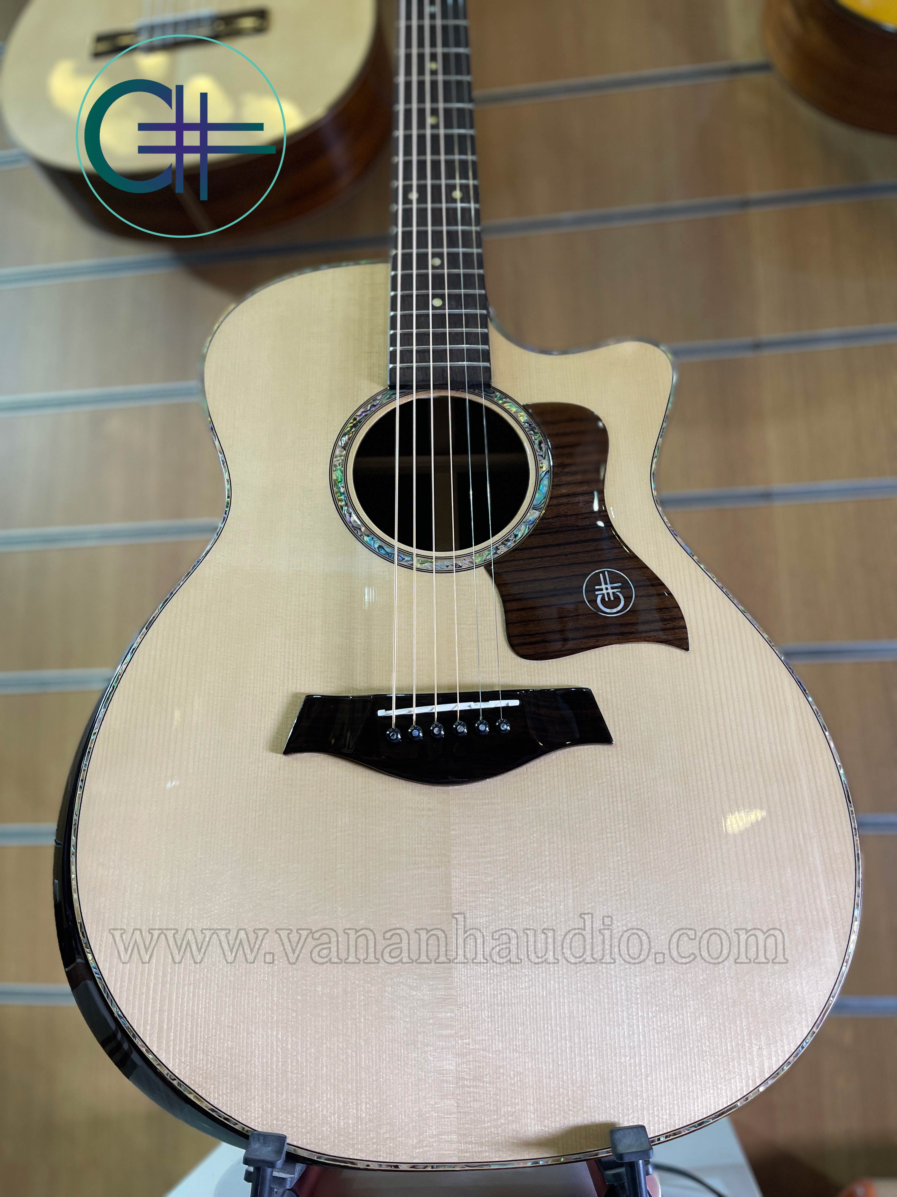 Đàn Guitar Acoustic Custom CL2022 (Khảm trai và ốc xà cừ ) của anh Kim Gia Huy